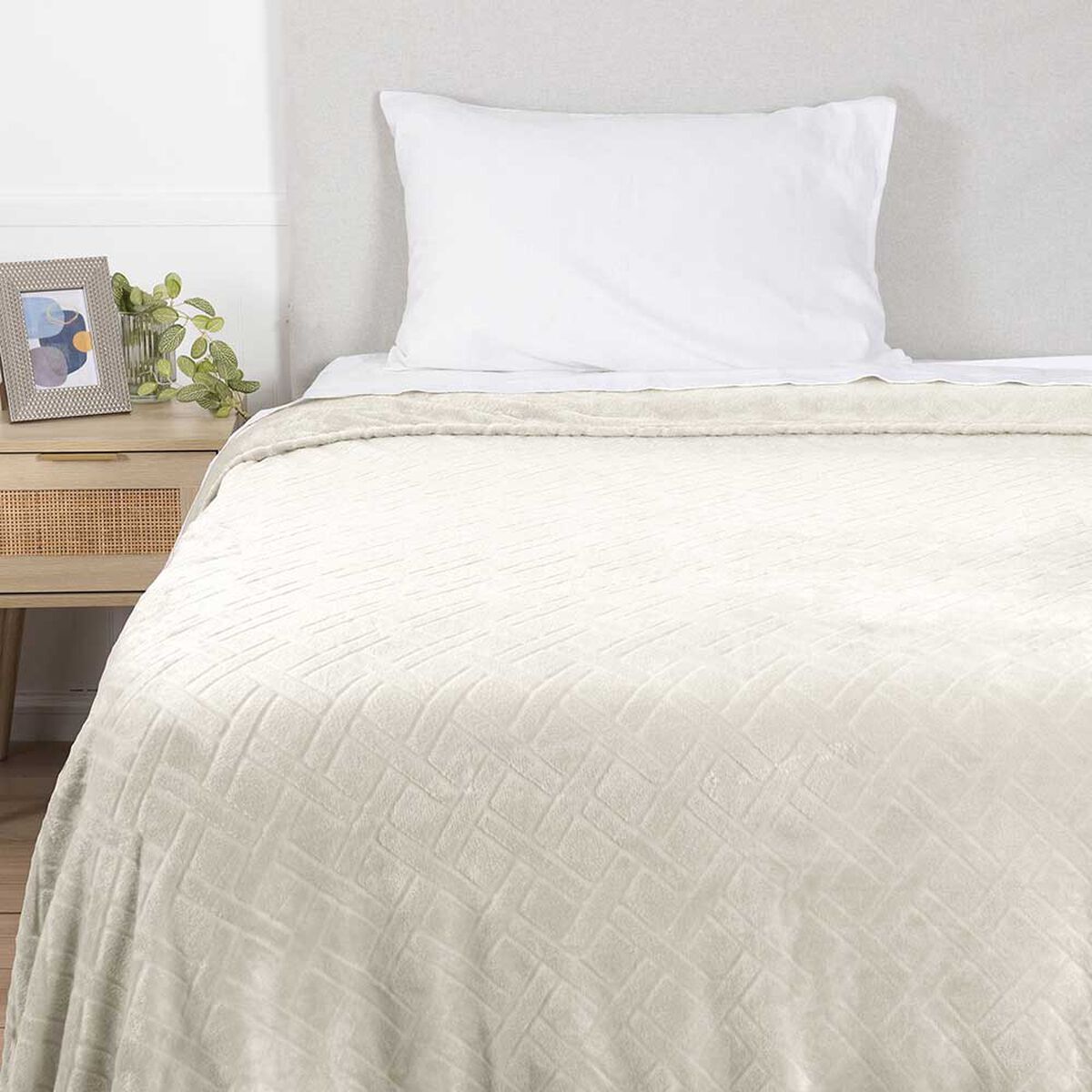 Frazada Flannel Embossed Mashini 1,5 Plazas Liso Crudo