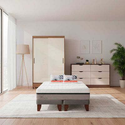 Combo Cama Europea CIC Base Dividida 2 Plazas Balance + Cl&oacute;set Casanova Fit 2 Puertas Correderas Jequitiba Blanco + C&oacute;moda Casanova Pisa 6 Cajones Nogal Off White + Pack Almohadas Celta Imperial Soft Blanco 65 x 45 cm
