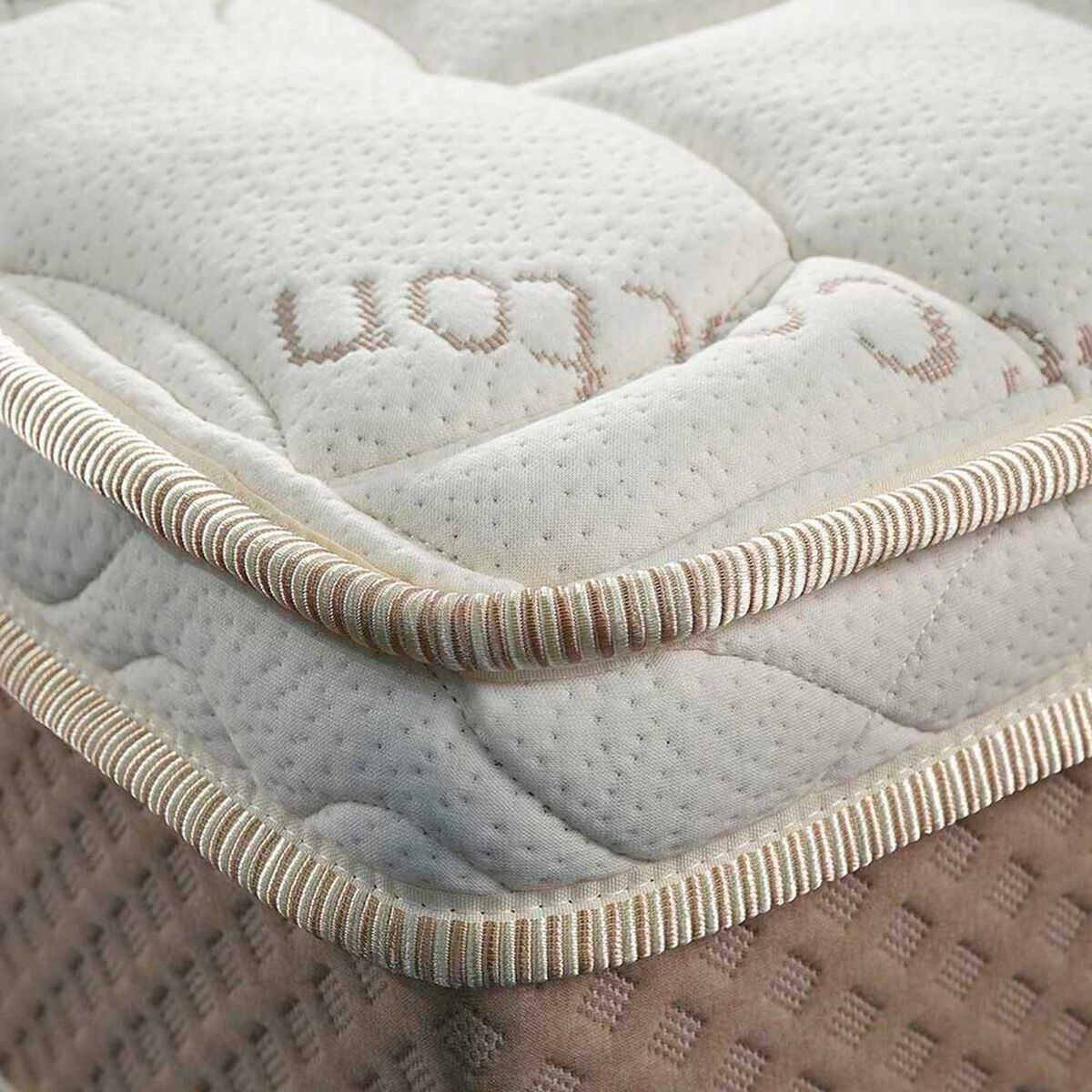 Cama Europea Celta Base Dividida King Cotton Organic + Respaldo + 2 Veladores