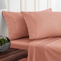 Juego de Sábanas Doral King Santorini Liso Broderie Rosa