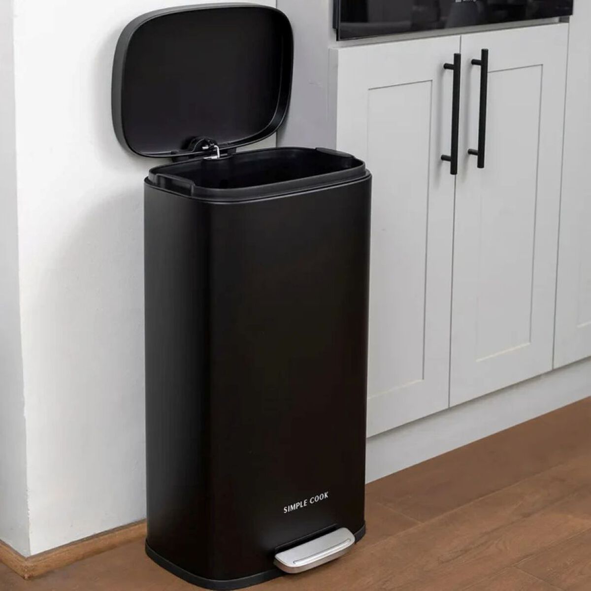 Basurero Negro Mate con Pedal Simple Cook 30 L