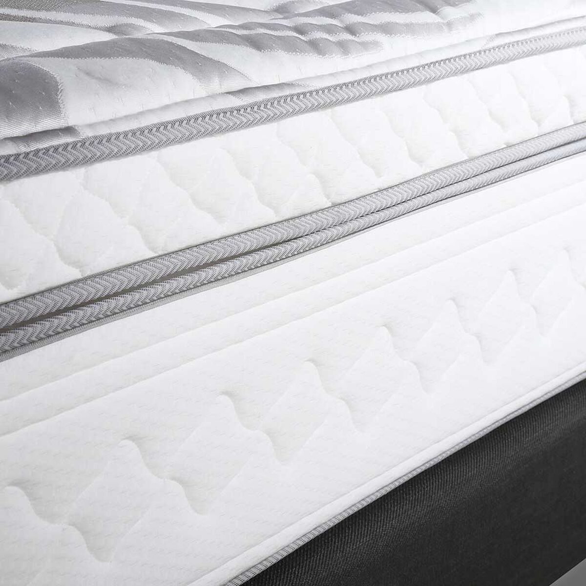 Cama Europea Rosen Base Dividida 2 Plazas Art 4 + Respaldo + 2 Veladores Charles