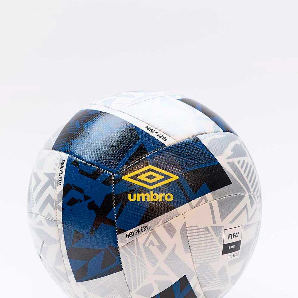 Bal&oacute;n de F&uacute;tbol Umbro Neo Swerve 5 Blanco