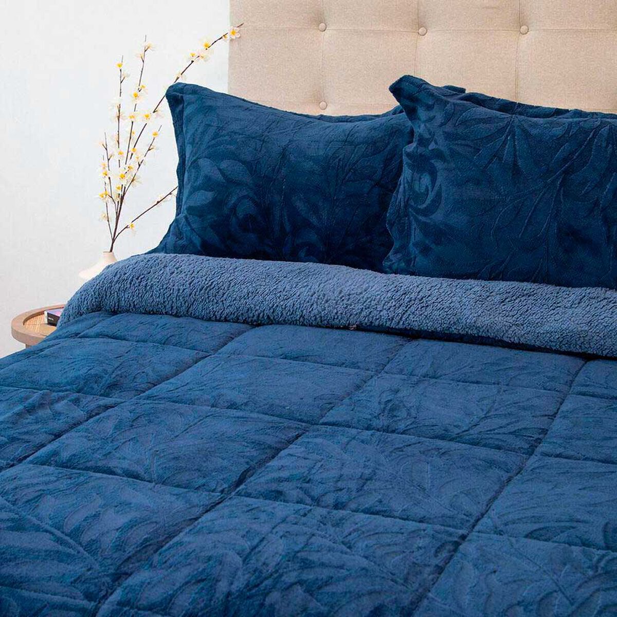 Cubrecama Doral Super King Azul Outboss Sherpa