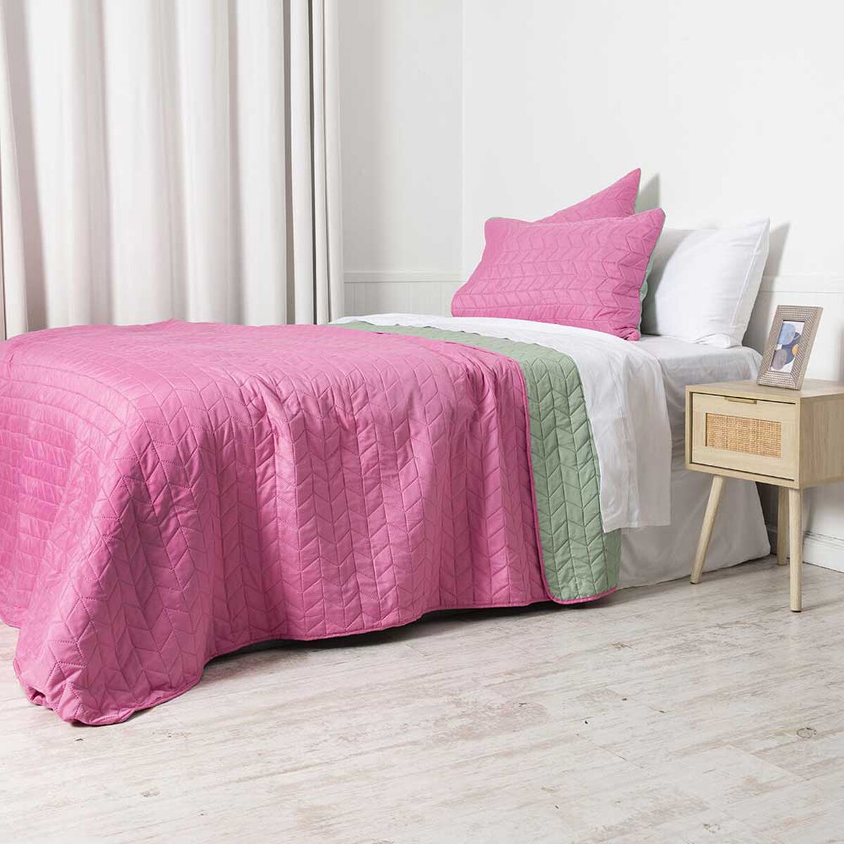Cubrecama Mashini 2 Plazas Liso Rosado Verde