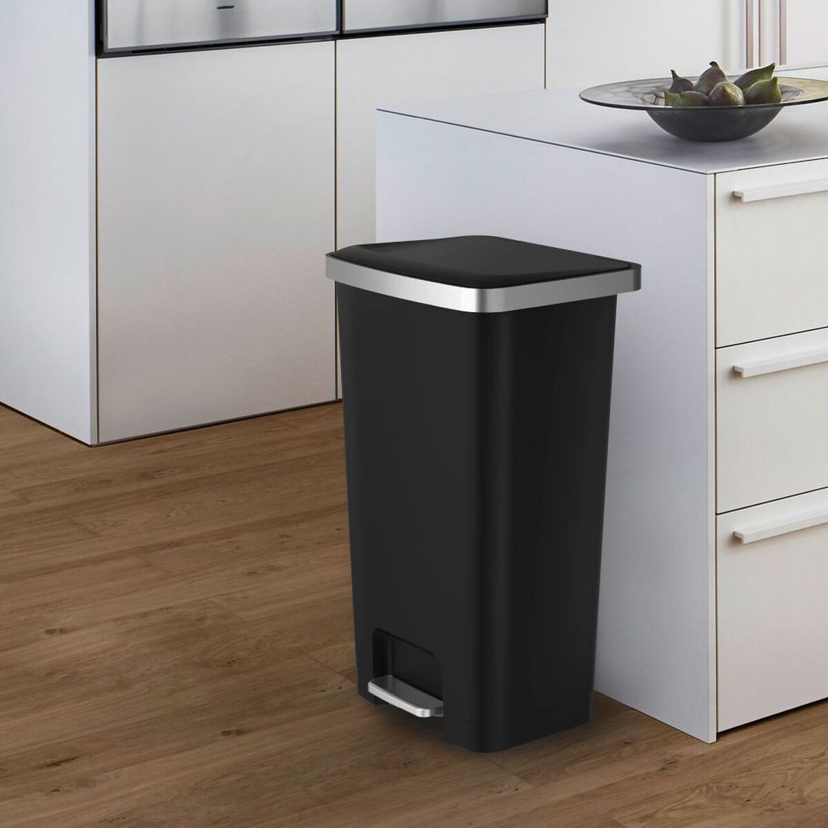Basurero Pl&aacute;stico EKO Negro con Pedal 45 L
