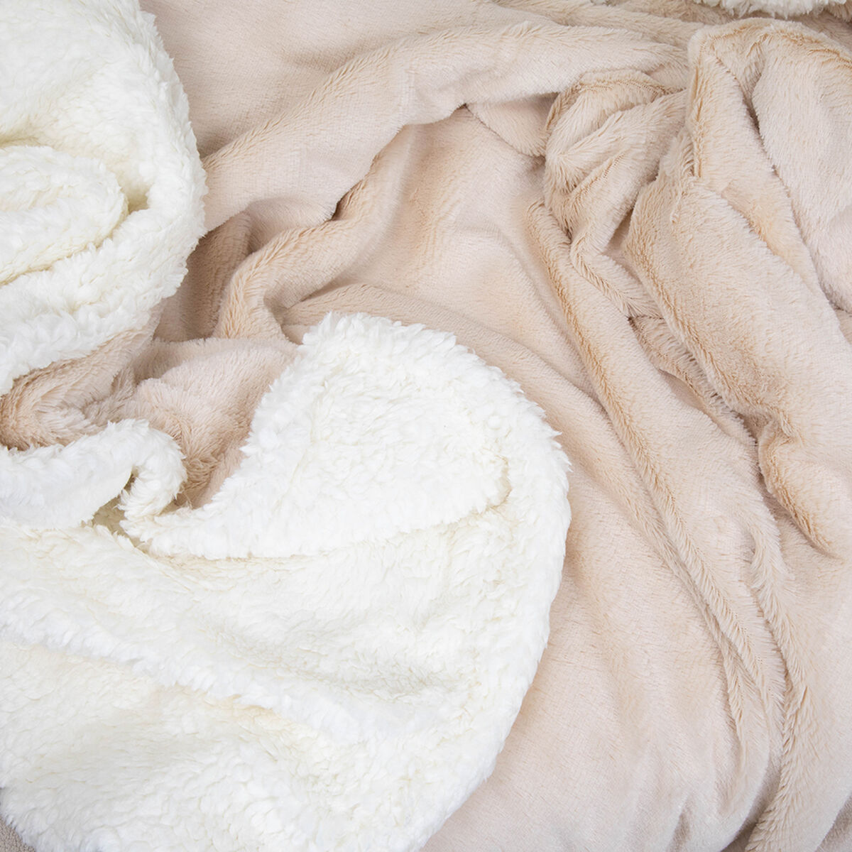 Manta de Poliéster Doral 127 x 152 cm Fluffy Beige