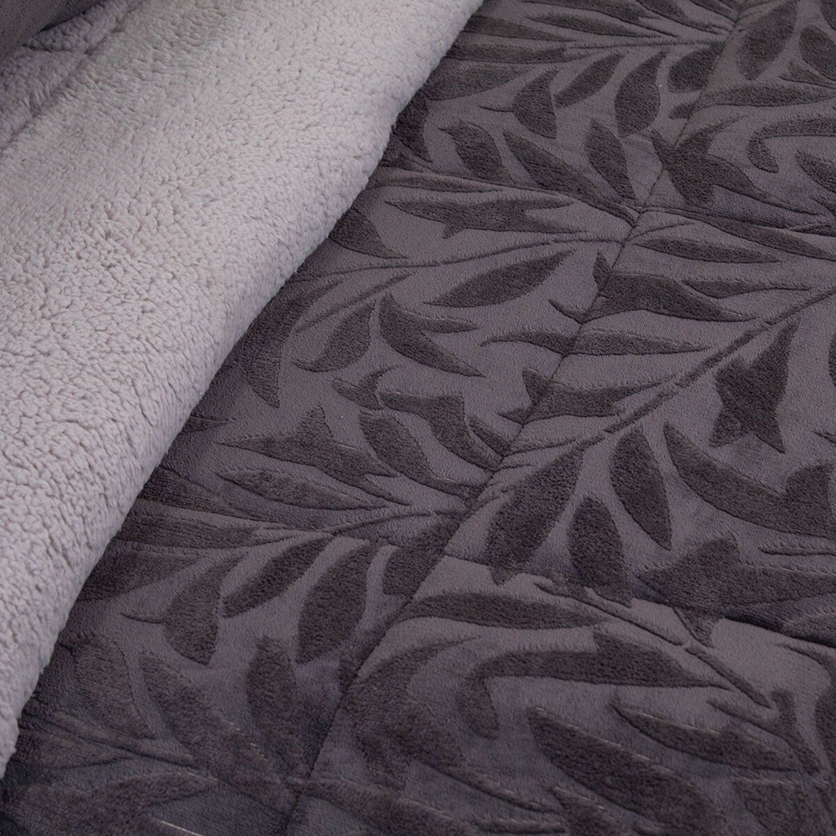Cubrecama Doral Super King Gris Outboss Sherpa