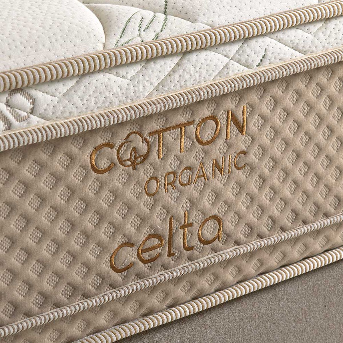 Cama Europea Celta Base Dividida 2 Plazas Cotton Organic + Respaldo + 2 Veladores