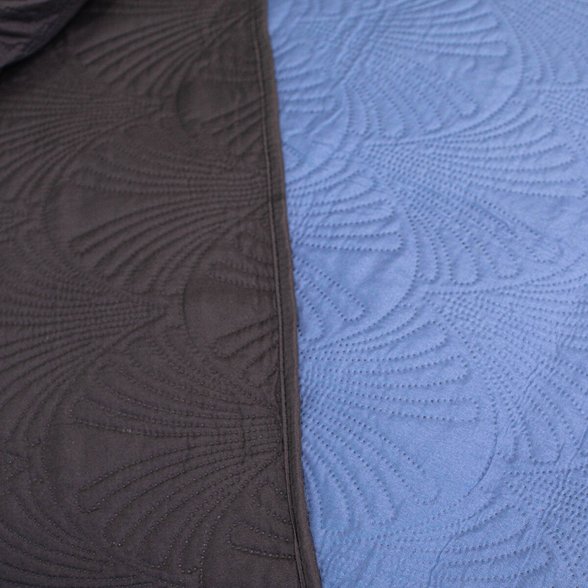 Quilt Doral 1,5 Plazas Negro Y Celeste Hotpress Bicolor
