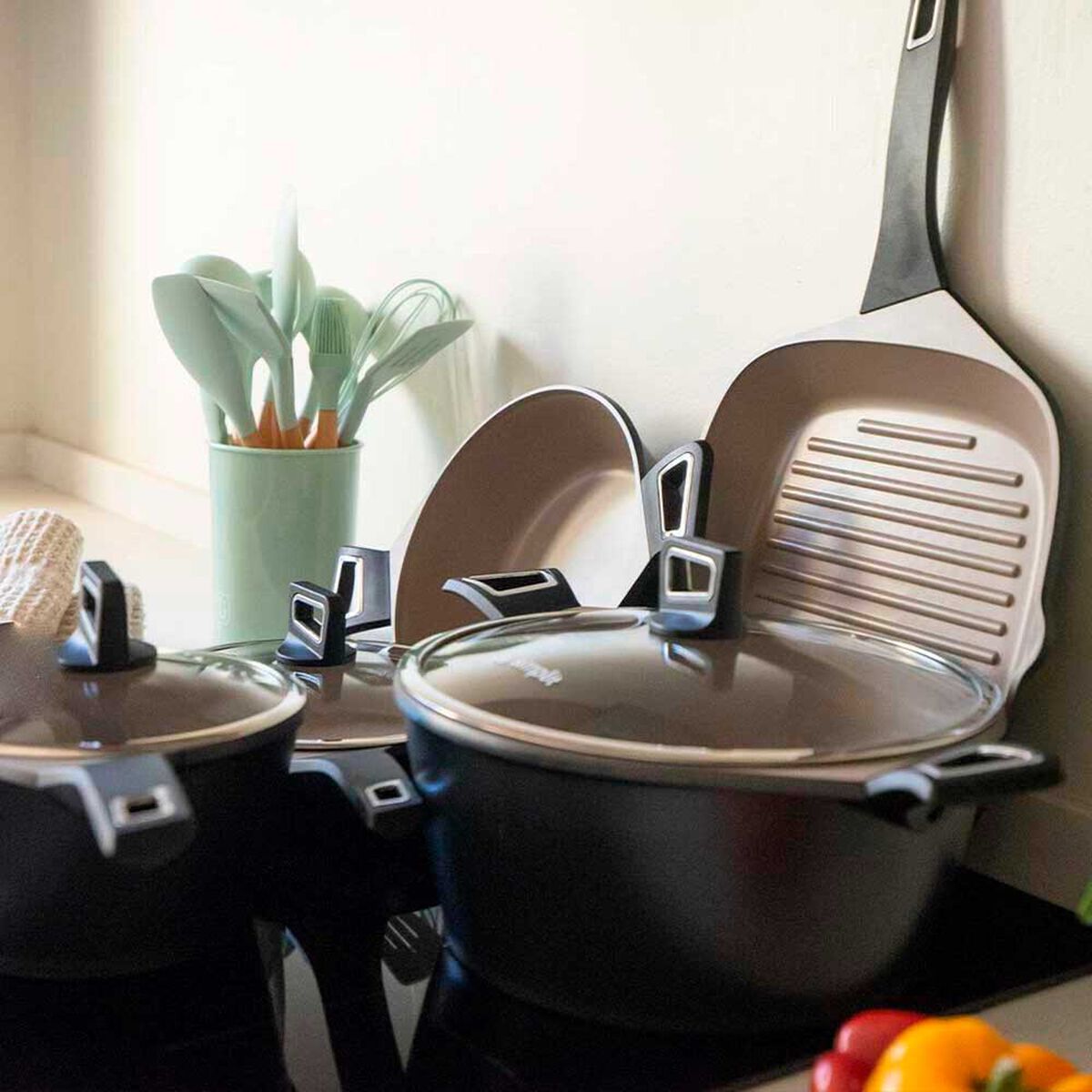 Bater&iacute;a de Cocina Aluminio Forjado Simplit 8 Piezas Negro + Set 12 Utensilios Calipso