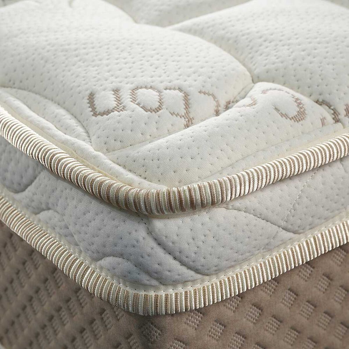 Cama Europea Celta Base Dividida 2 Plazas Cotton Organic + Respaldo + 2 Veladores