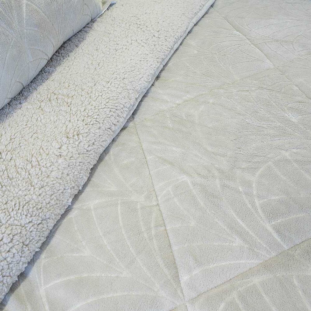 Cubrecama Doral 1.5 Plazas Outboss Estampado Nebula Sherpa D1