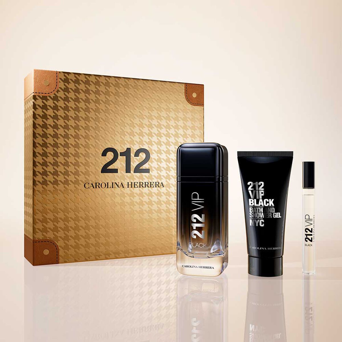 Perfume Carolina Herrera Hombre 212 VIP Black Eau de Parfum 100 ml + Gel de Ba&ntilde;o 100 ml + Eau de Parfum 10 ml