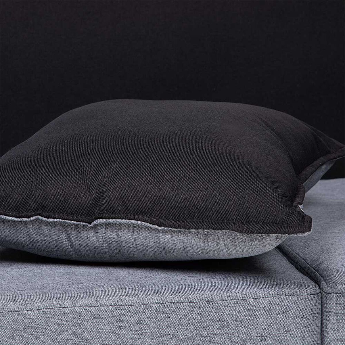 Juego de Living Paris Sofá 3 Cuerpos + Dos Pouf 1 Cuerpo Gris Negro