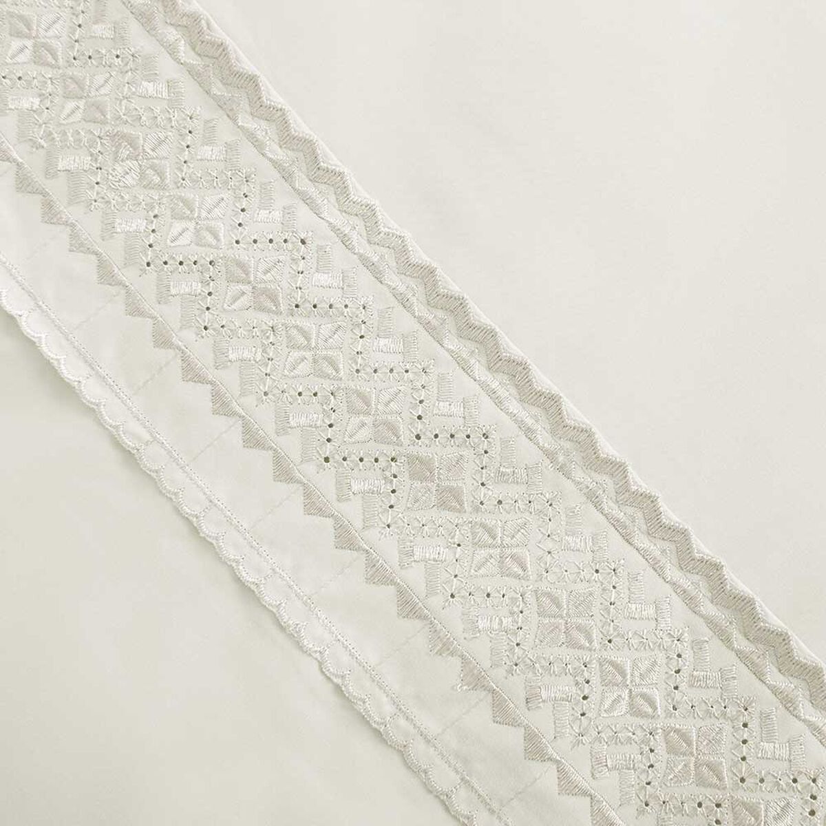 Juego de Sábanas Bordadas Plumetti King Beige