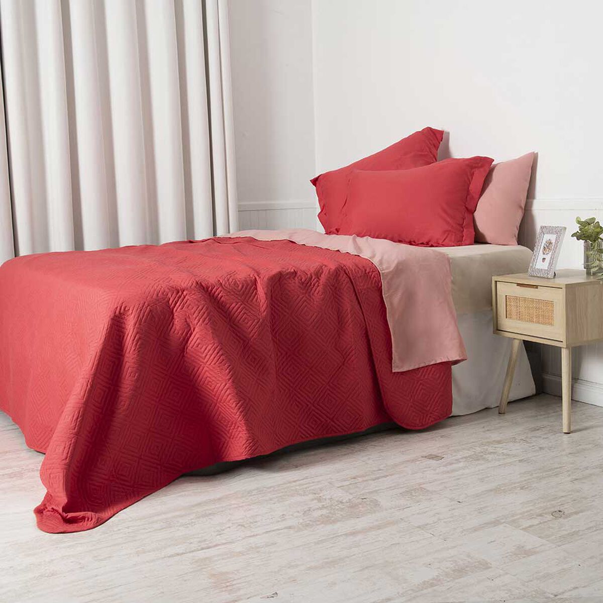Set Quilt + Juego de Sábanas Mashini 1,5 Plazas Liso Coral