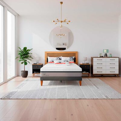 Combo Cama Europea CIC 2 Plazas Balance + Respaldo 2 Plazas + 2 Veladores Casanova Caroline Natural + C&oacute;moda Casanova Charlotte Nogal 8 Cajones + Pack Almohadas Celta Imperial Soft Blanco 65 x 45 cm