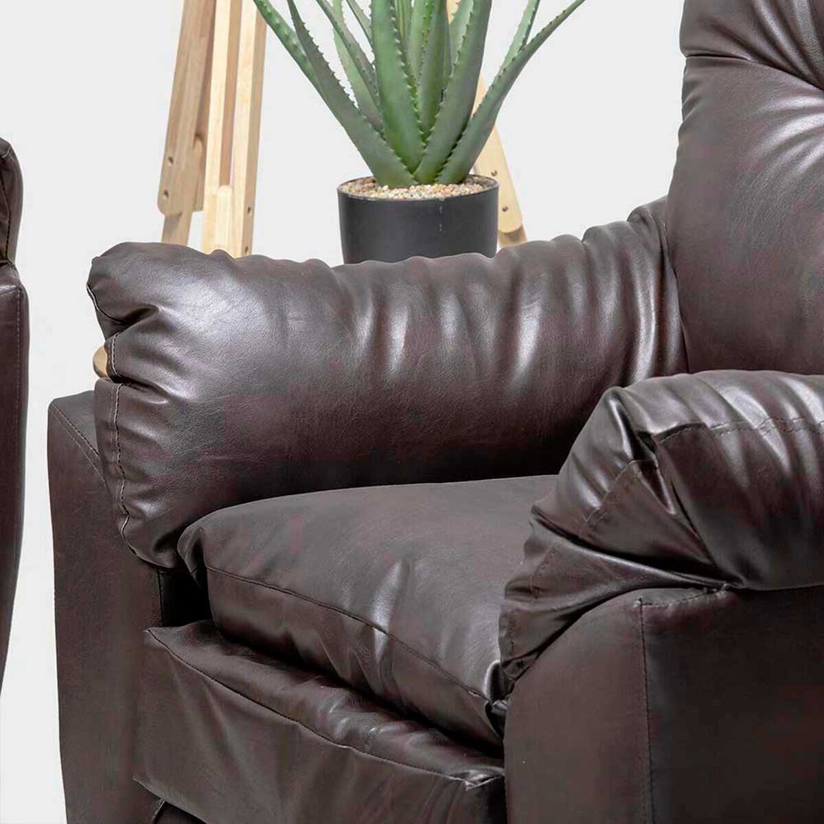 Juego de Living Almore Bel&eacute;n Sof&aacute; 3 Cuerpos + Dos Sillones 1 Cuerpo Caf&eacute;