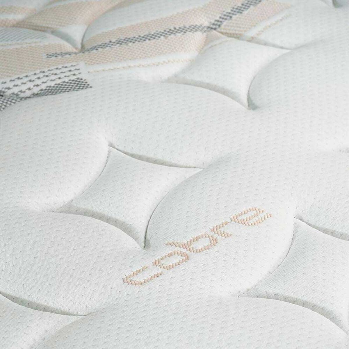 Cama Europea Celta Base Dividida 2 Plazas Everest Copper Black + 2 Almohadas + Textiles