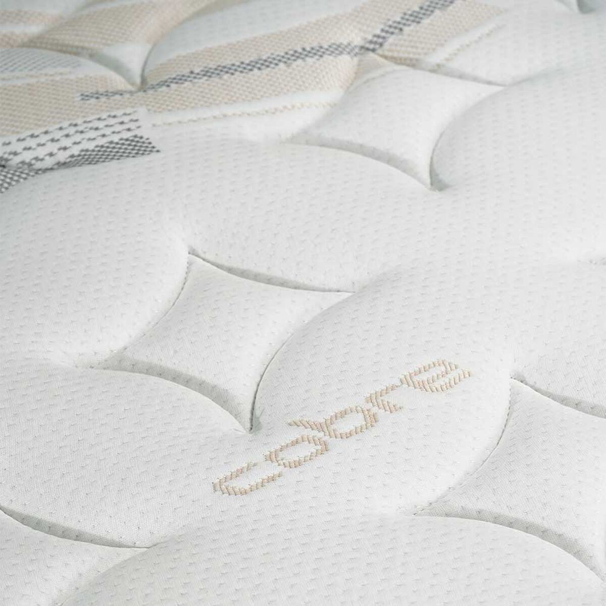 Cama Europea Celta Base Dividida 2 Plazas Everest Copper Black + 2 Almohadas + Textiles