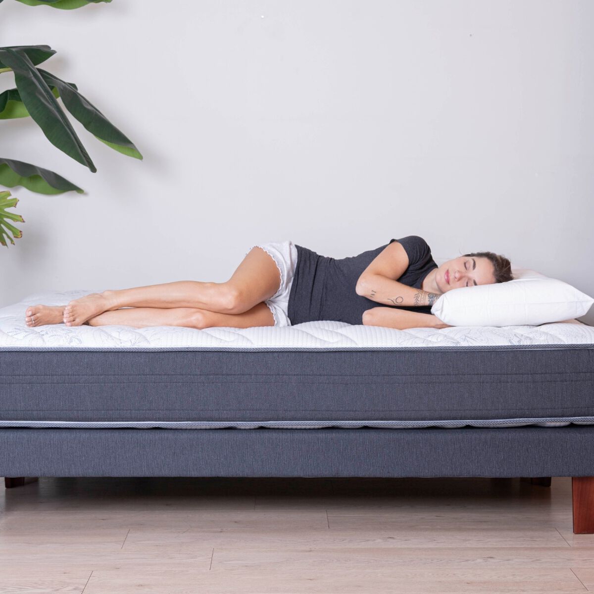 Cama Europea Europedic Dual 2 Plazas Box B/D + Respaldo Royal Gris + Velador Atenas