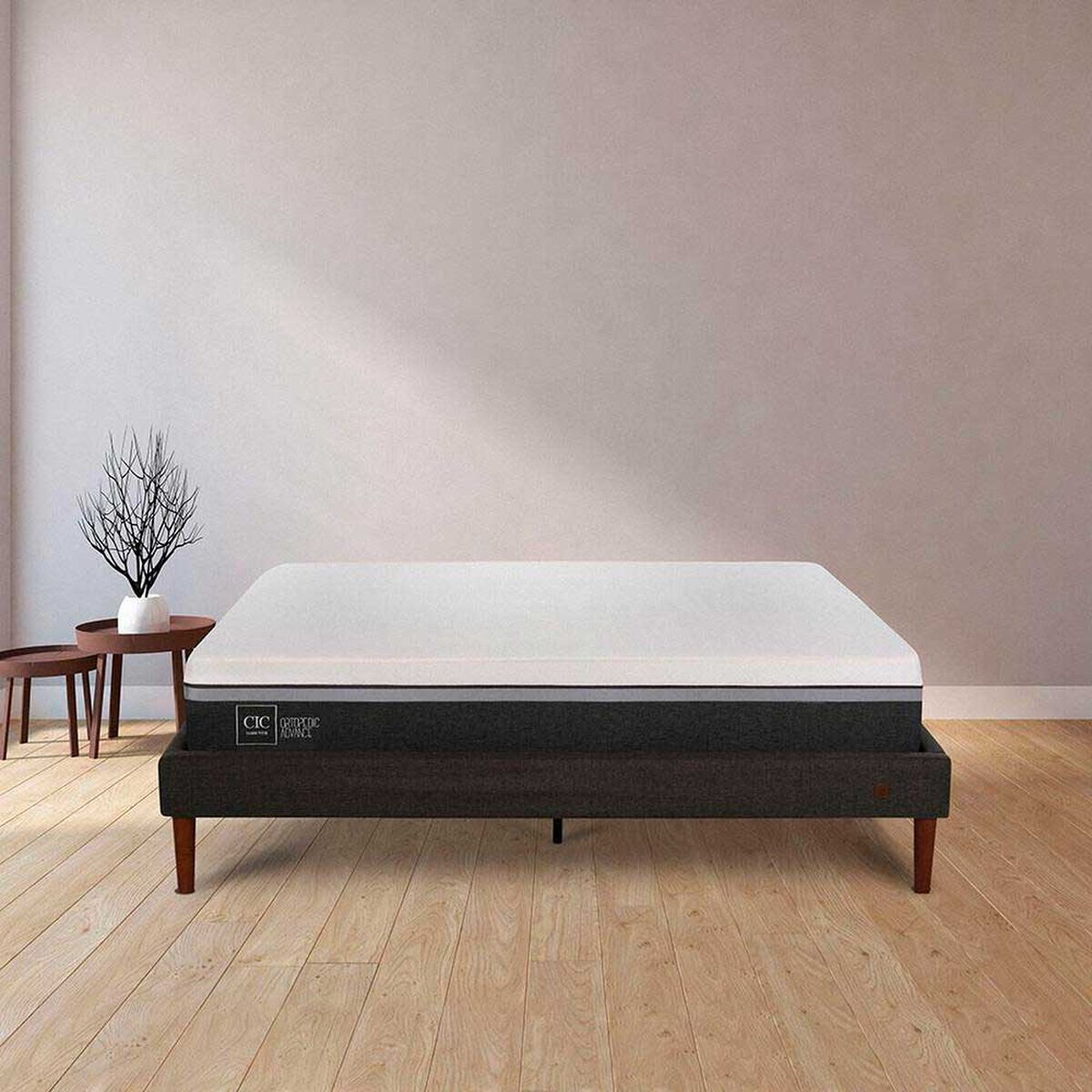 Cama Europea CIC 2 Plazas Ortopedic Advance + Respaldo Milan + 2 Veladores + Almohadas Viscoel&aacute;sticas