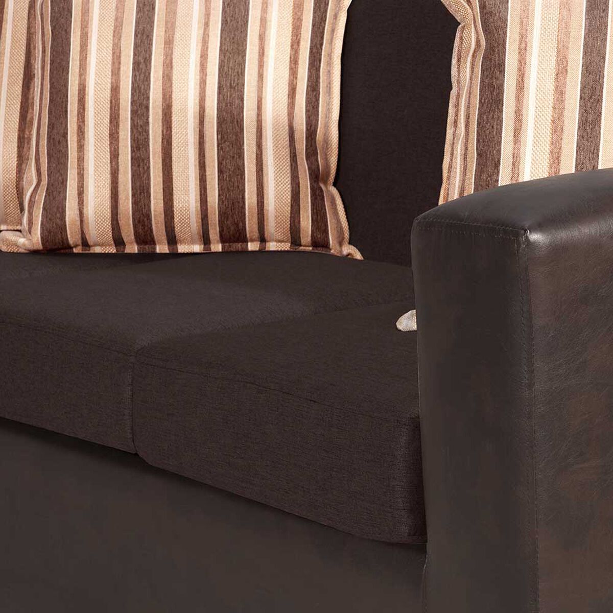 Juego de Living Innovamuebles Invictus Sofá 3 Cuerpos + Dos Pouf 1 Cuerpo Chocolate
