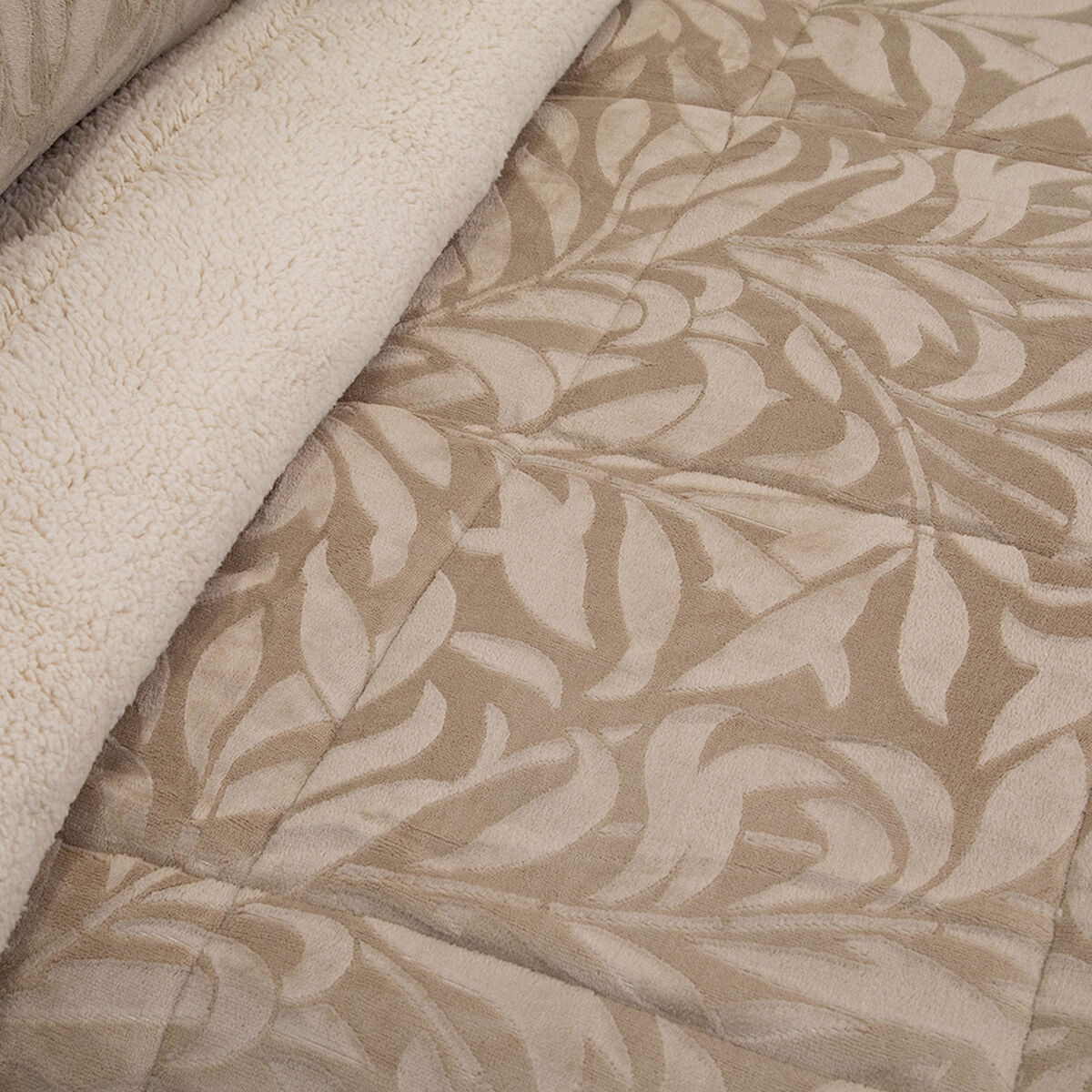 Cubrecama Doral Super King Beige Outboss Sherpa