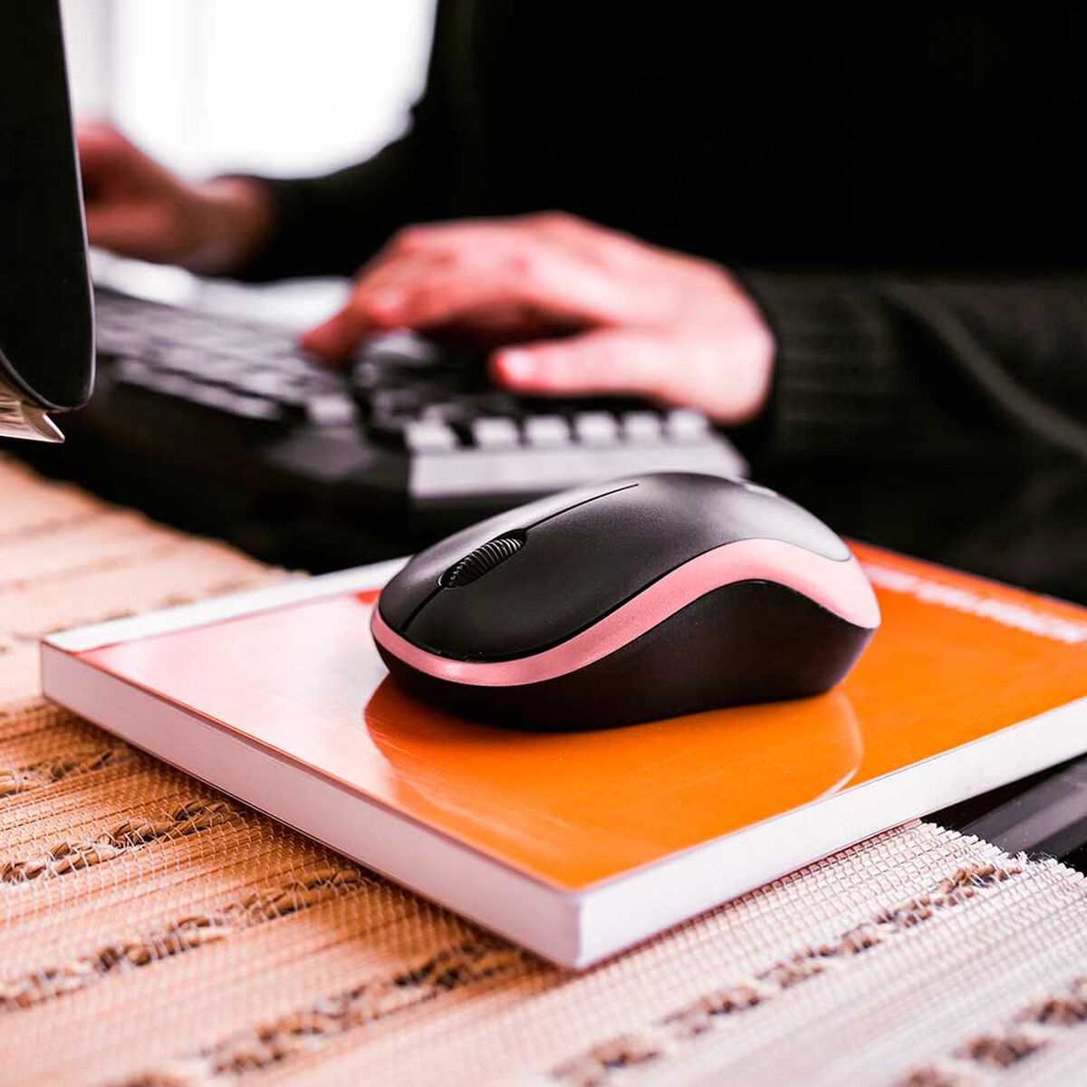 Kit Funda Reversible para Notebook Urbano 14" Rosado/Negro + Mouse Inalámbrico