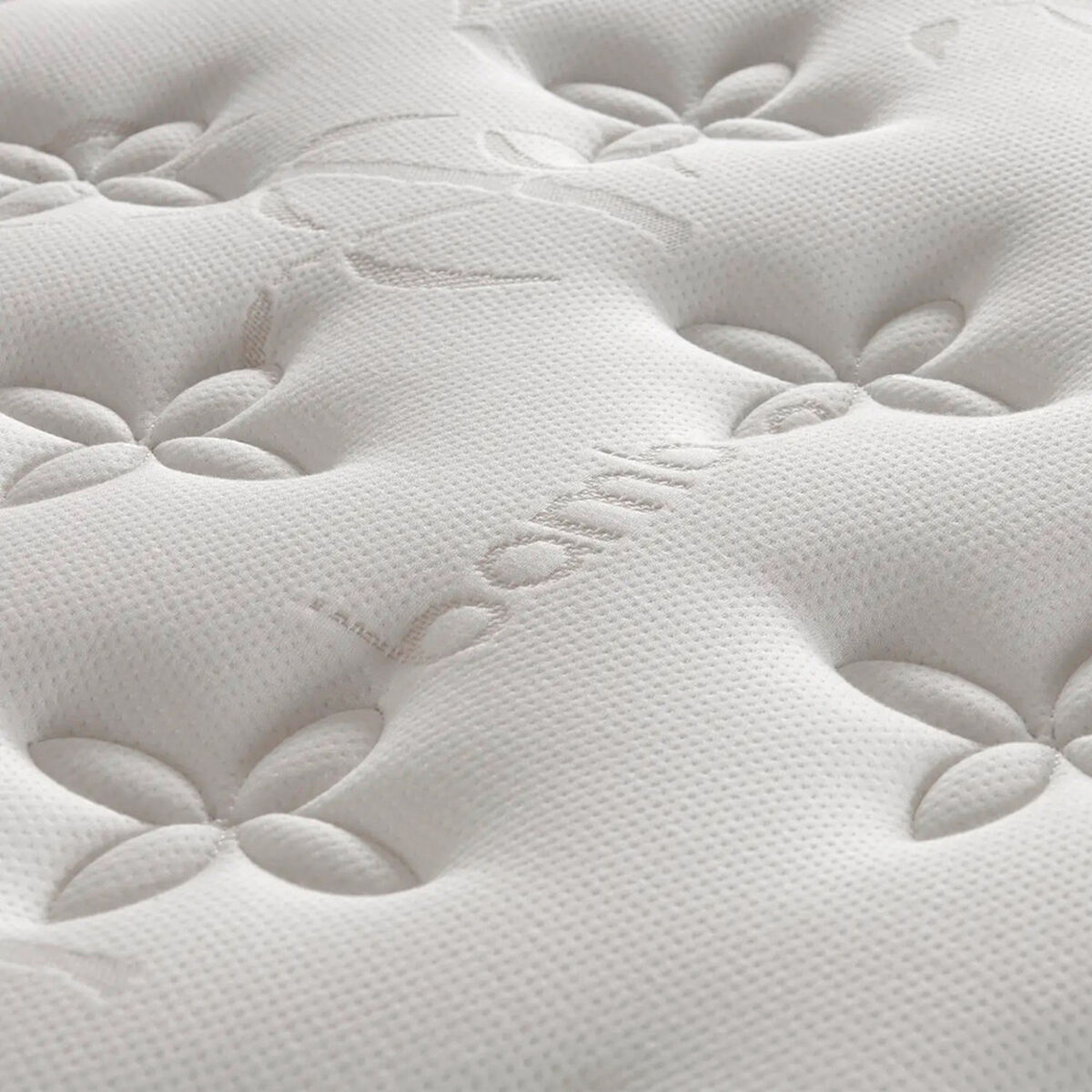Cama Europea Celta Naturals Bamboo Super King + Respaldo Liso Arena + Veladores Concept