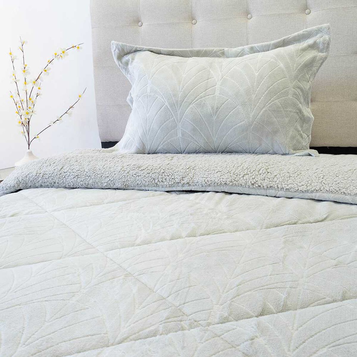 Cubrecama Doral 1.5 Plazas Outboss Estampado Nebula Sherpa D1