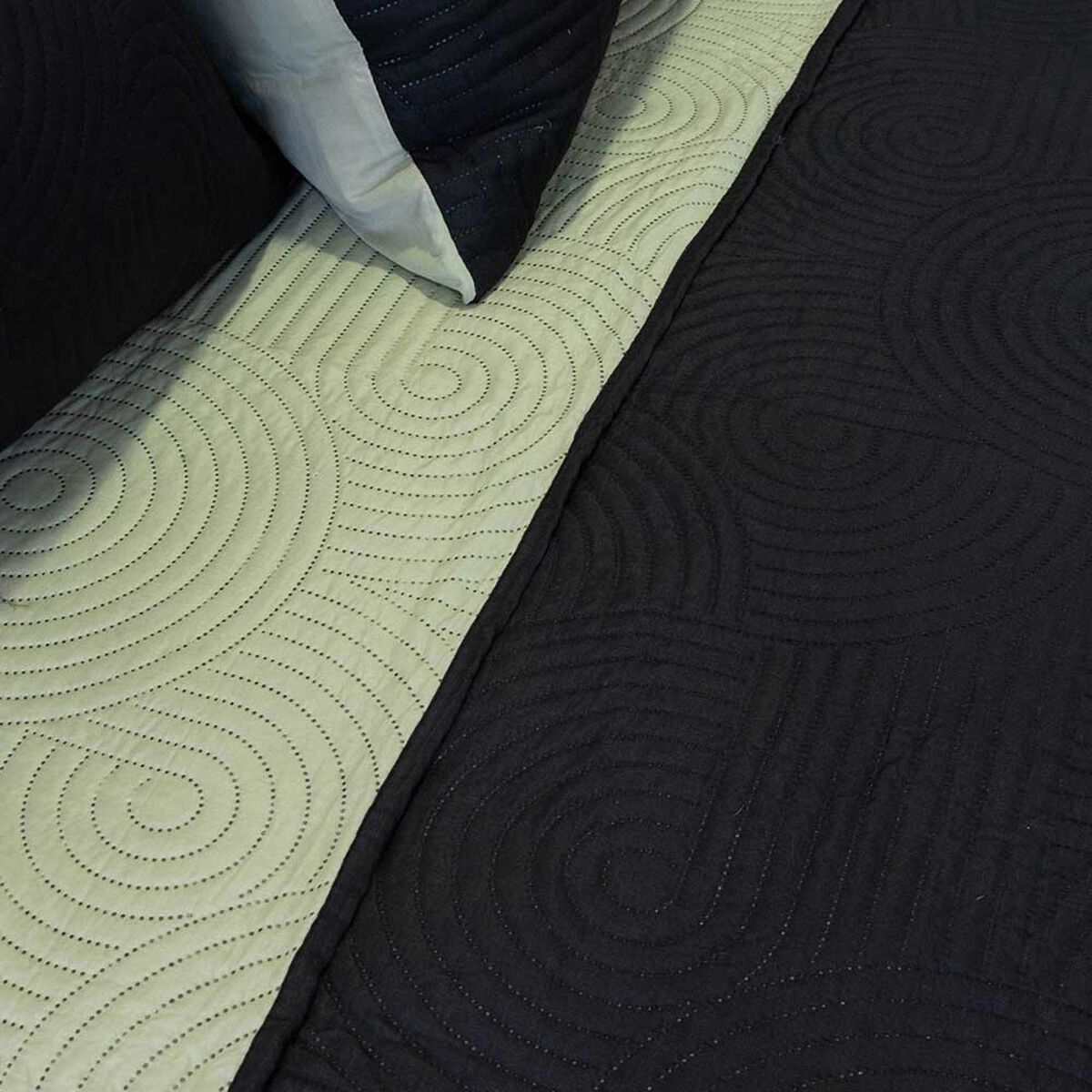 Quilt Bicolor Doral 2 Plazas Origins Liso Negro Verde