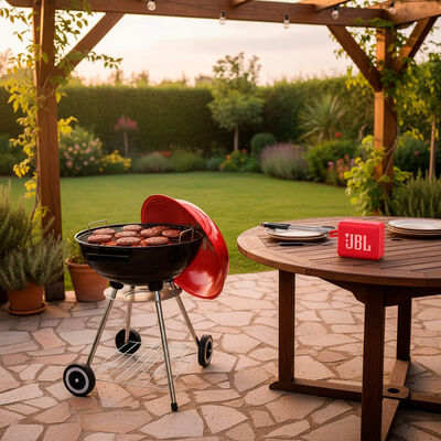 Combo Parrilla a Carb&oacute;n Redonda con Tapa Casanova + Parlante Port&aacute;til JBL Go Essential 2 Rojo