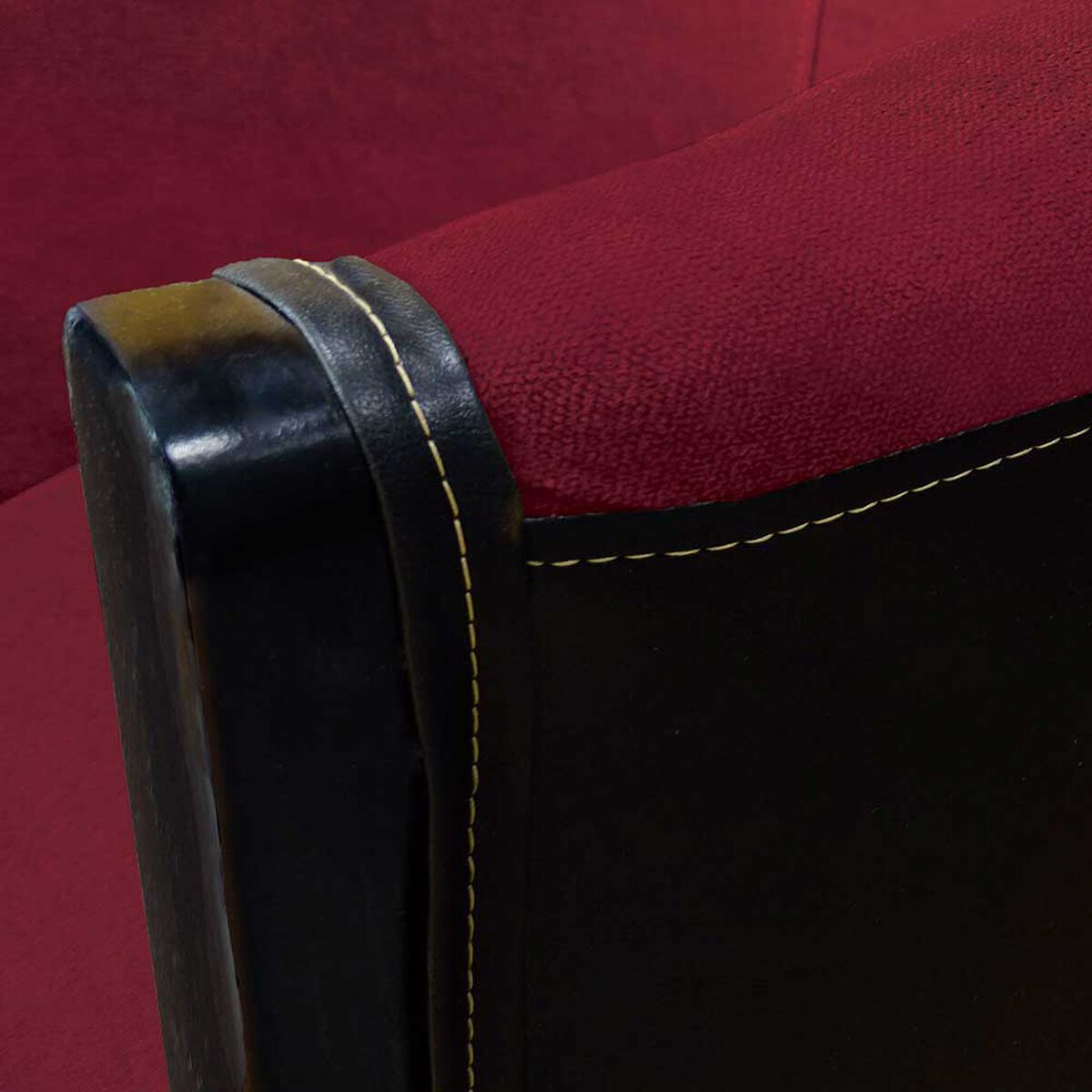 Juego de Living Elegant Detail Houston Sofá 3 Cuerpos + Dos Sitiales Rojo