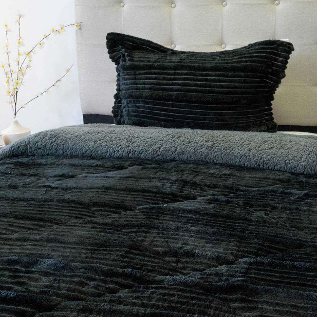 Cubrecama Doral 1.5 Plazas Coteloni Nebula Sherpa Negro