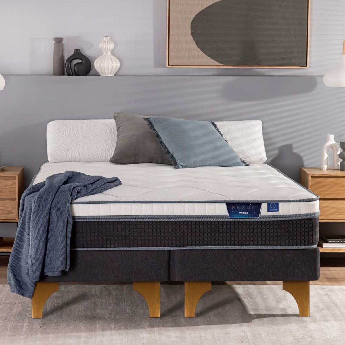 Cama Europea Flex 2 Plazas Nexus Base Dividida + Respaldo Design Grafito + Veladores Rover