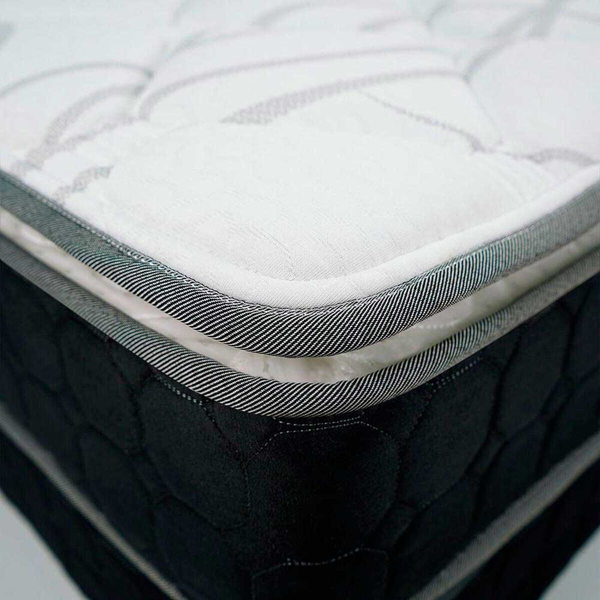 Cama Europea Celta Base Dividida 2 Plazas Black Soul + Respaldo + 2 Veladores Capitone