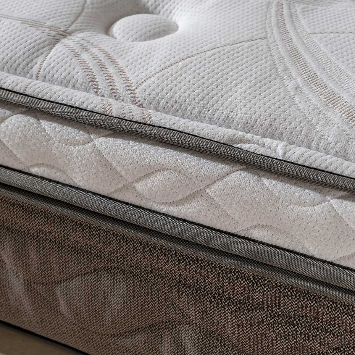 Cama Europea Rosen 2 Plazas New Style 6 + Respaldo + 2 Veladores Ray