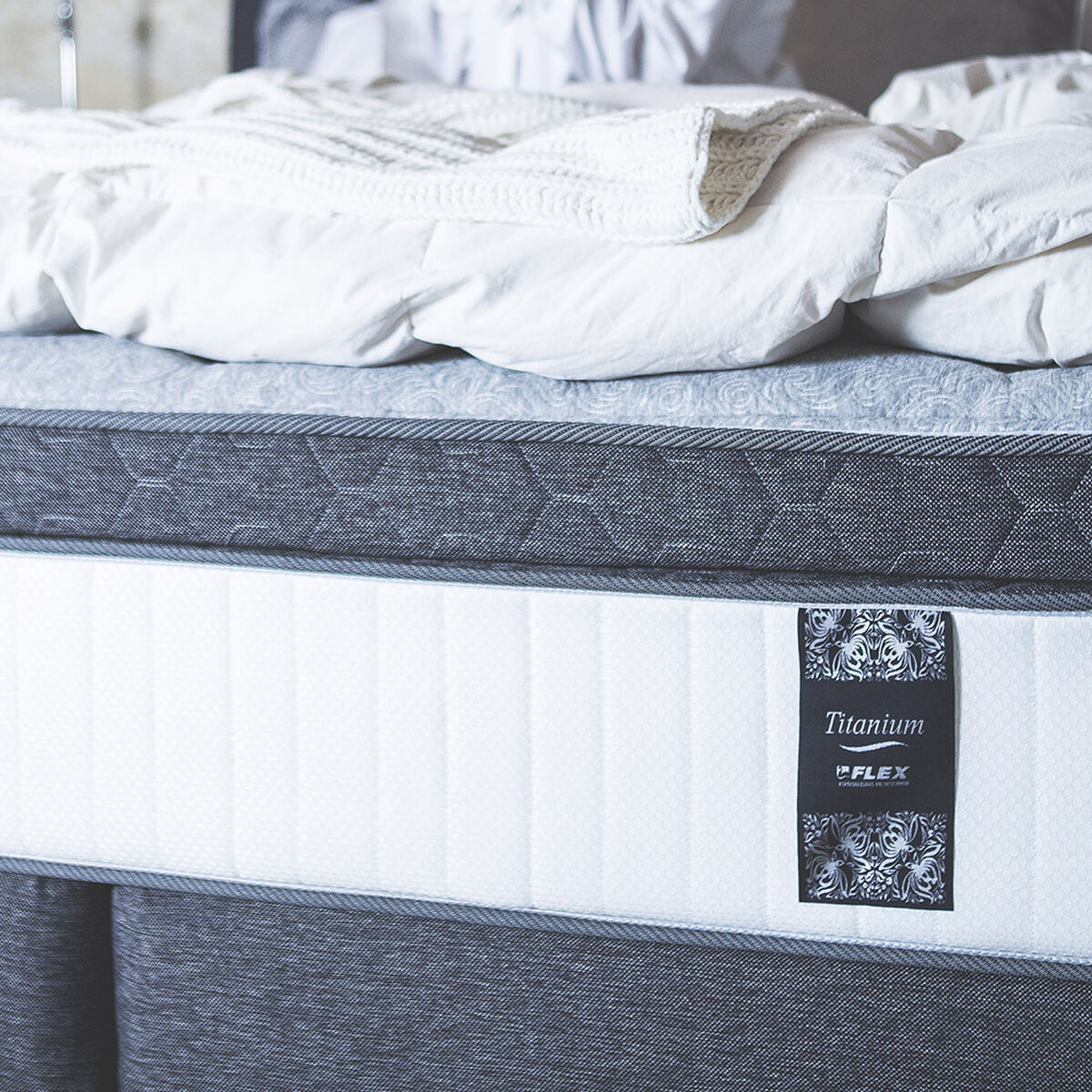 Cama Europea Titanium New Super King + Respaldo Design Gris
