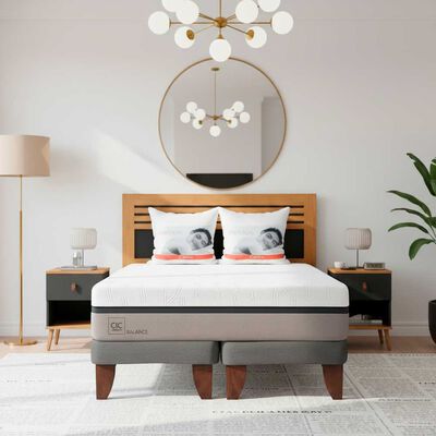 Combo Cama Europea CIC Base Dividida 2 Plazas Balance + Respaldo 2 Plazas + 2 Veladores Casanova Caroline Natural + Pack Almohadas Celta Imperial Soft 65x45cm