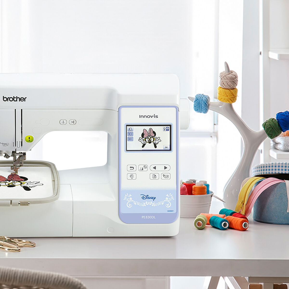 Máquina Bordadora Brother con Diseños Disney PE830DL