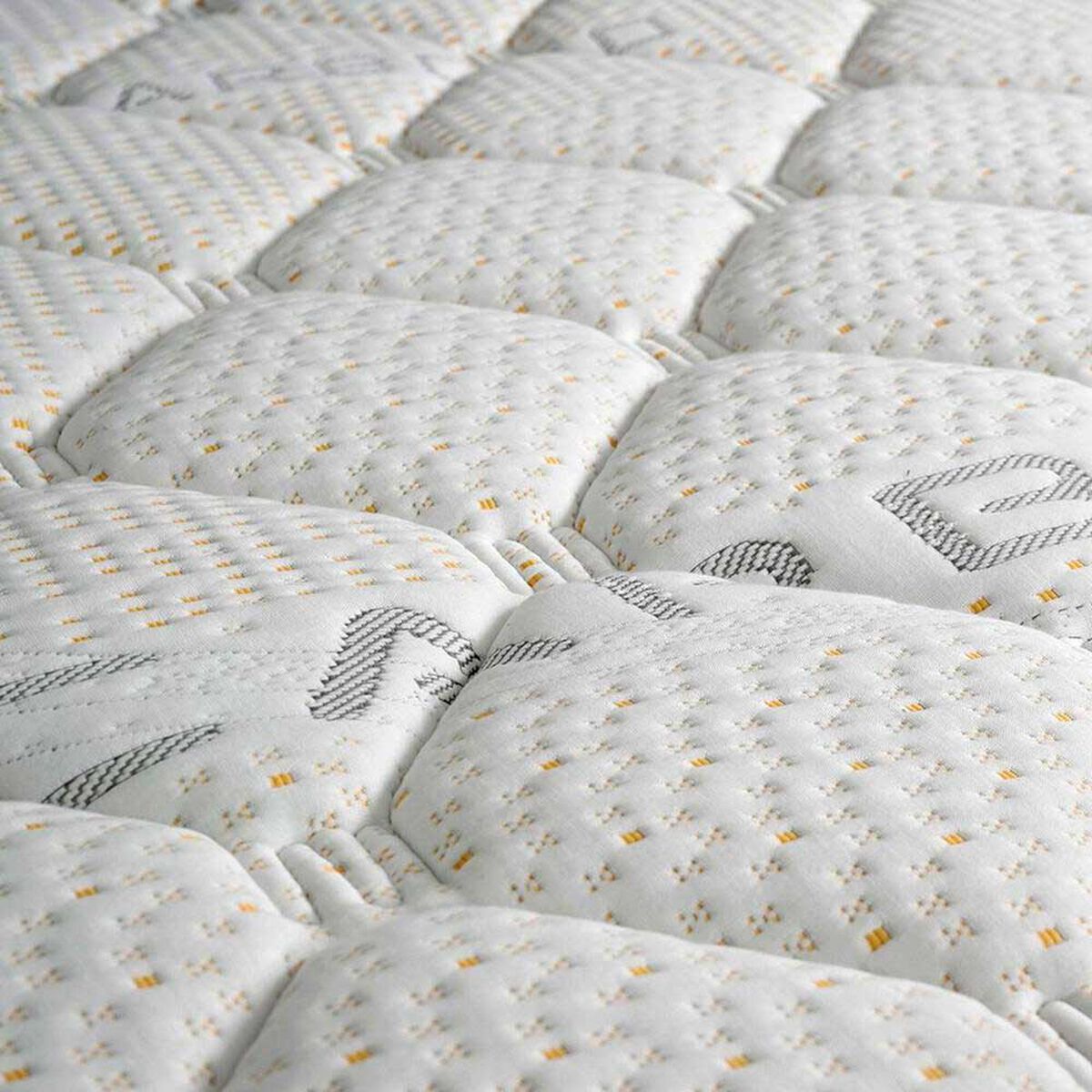 Cama Europea Celta Base Dividida King Carbono +  Respaldo + 2 Veladores Villarreal