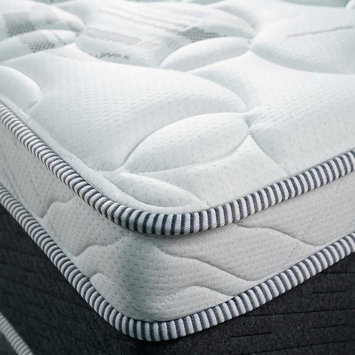 Cama Europea Celta 2 Plazas x 2 mt Everest Cobre + Respaldo + 2 Veladores Villarreal