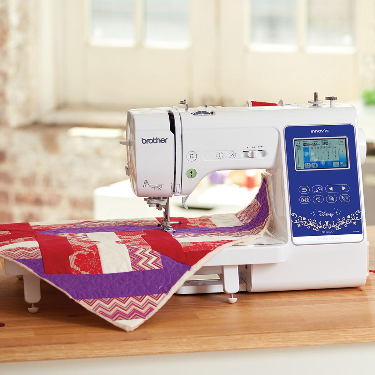 Máquina de Coser y Bordar Brother con Diseños Disney NS1750DL