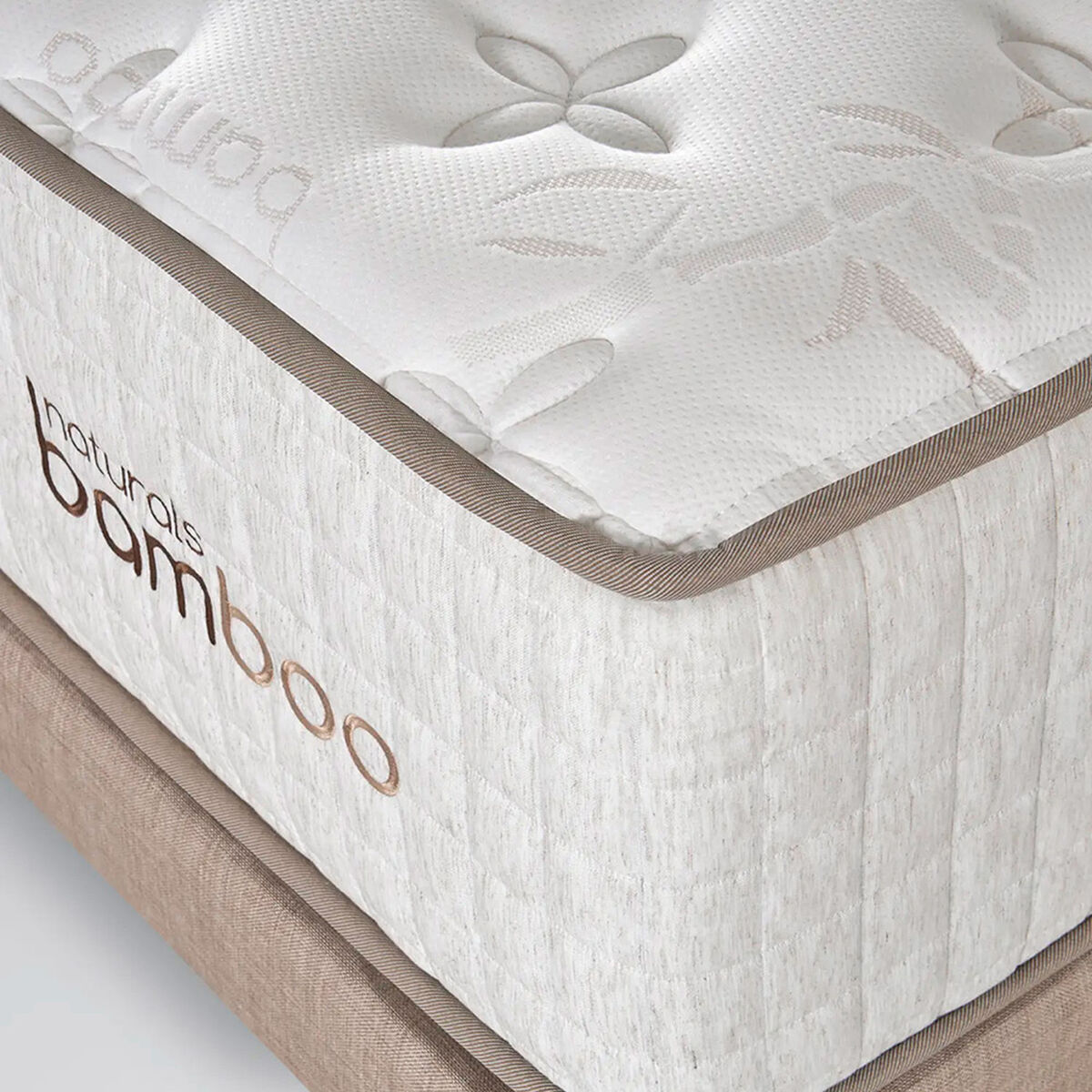 Cama Europea Celta Naturals Bamboo Super King + Respaldo Liso Arena + Veladores Concept