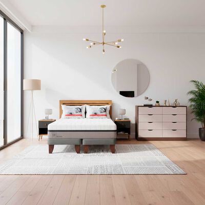 Combo Cama Europea CIC Base Dividida 2 Plazas Balance + Respaldo 2 Plazas + 2 Veladores Casanova Caroline Natural + C&oacute;moda Casanova Pisa 6 Cajones Nogal Off White + Pack Almohadas Celta Imperial Soft Blanco 65 x 45 cm