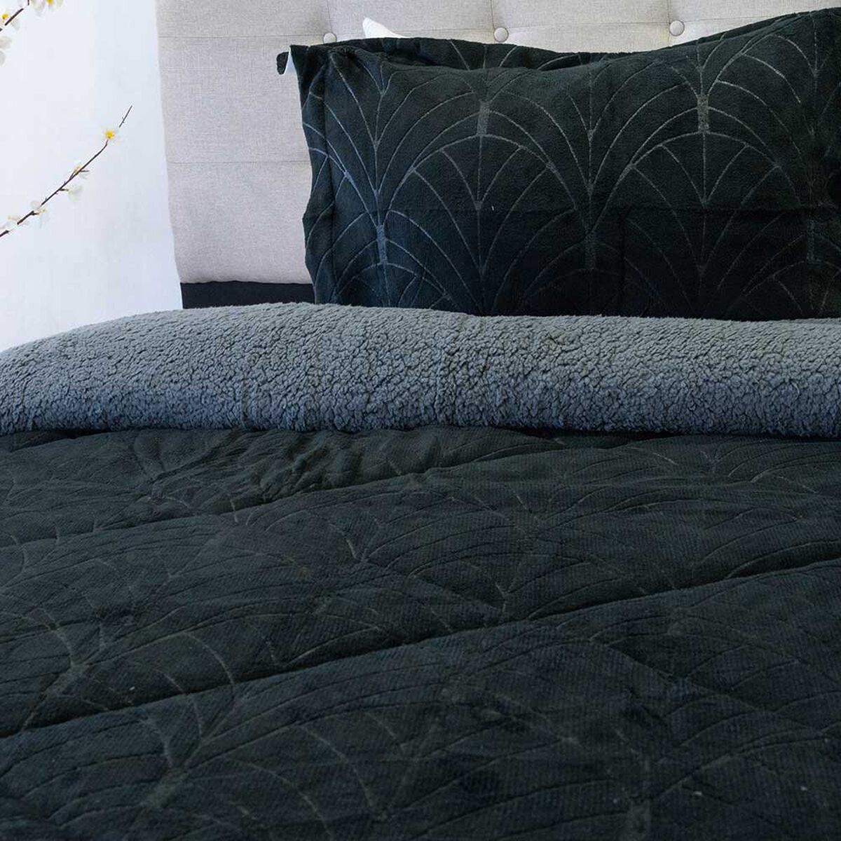 Cubrecama Doral 1.5 Plazas Outboss Estampado Nebula Sherpa D1