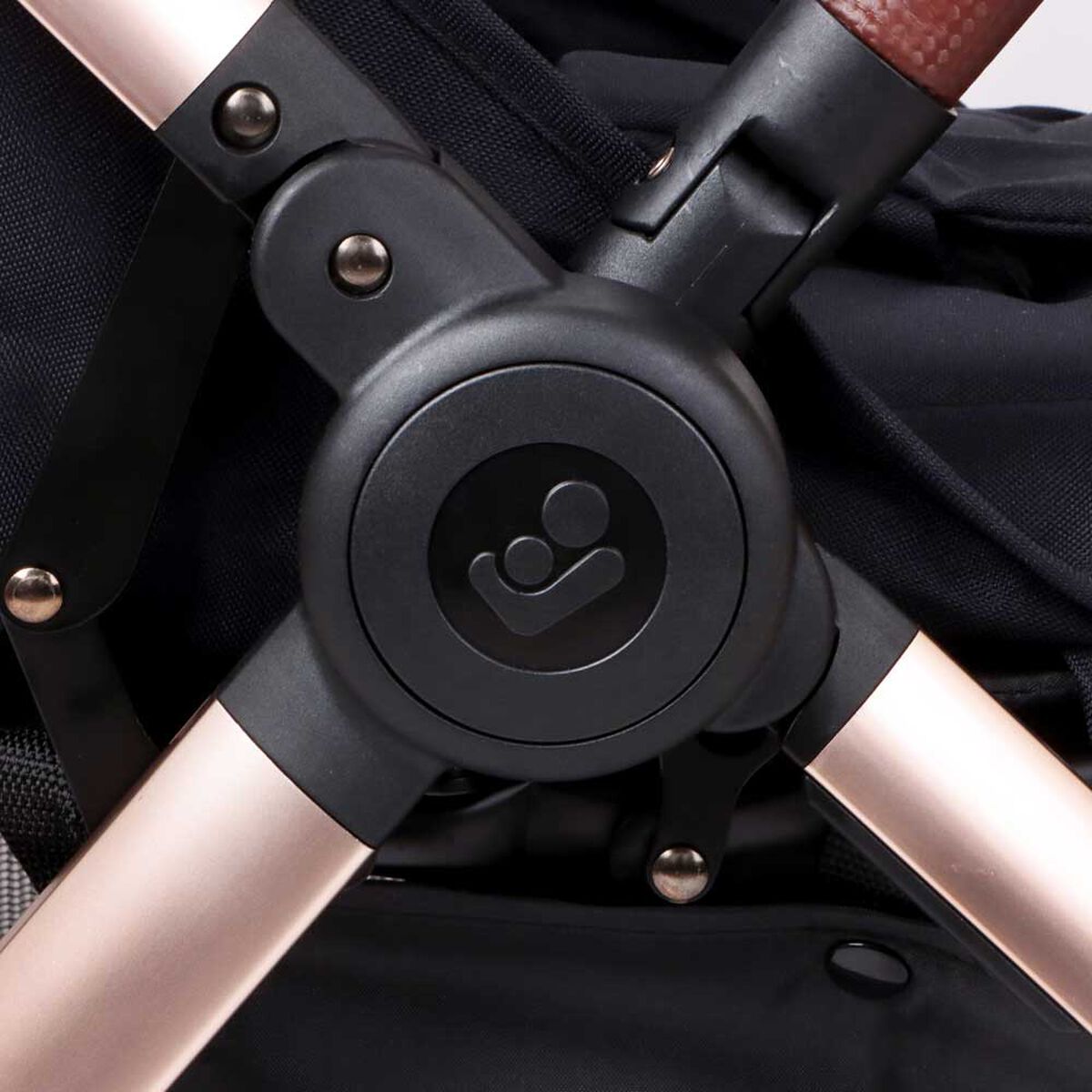 Coche Travel System Eva Black Champagne/ Cabriofix I-Size Maxi Cosi