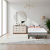 Combo Cama Europea CIC Base Dividida 2 Plazas Balance + C&oacute;moda Casanova Pisa 6 Cajones Nogal Off White + Pack Almohadas Celta Imperial Soft Blanco 65 x 45 cm
